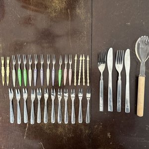 Lote de Cubiertos Surtidos: Tenedores Decorativos, Utensilios de Mesa y Servidores Grandes - imagen 8