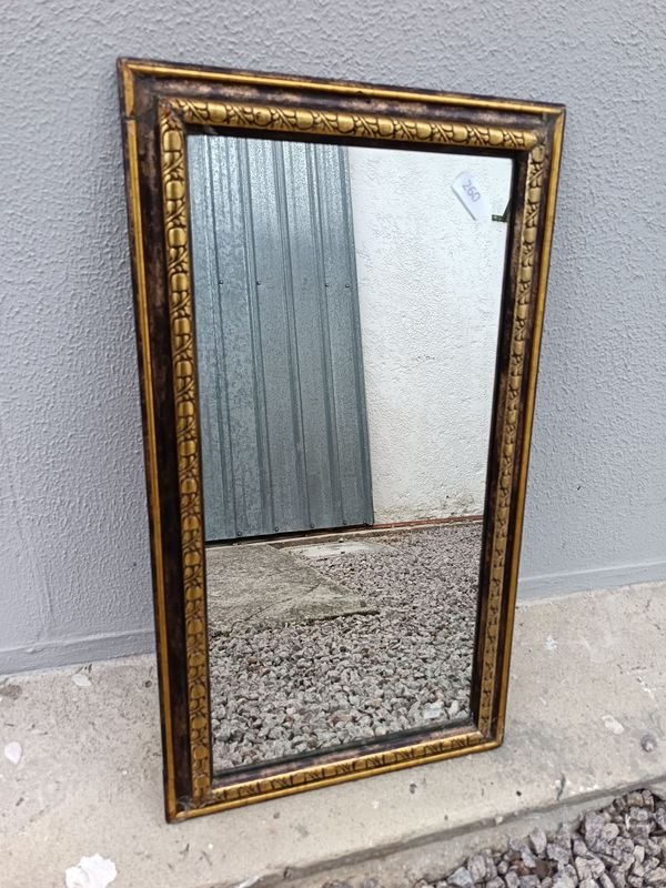 Espejo Antiguo con Marco Dorado y Detalles Ornamentales