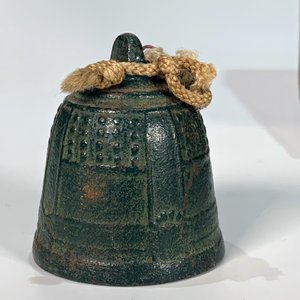 Lote anterior: Lote de Tres Piezas: Macetero de Bronce, Campanilla Verde y Cuadro de Buda