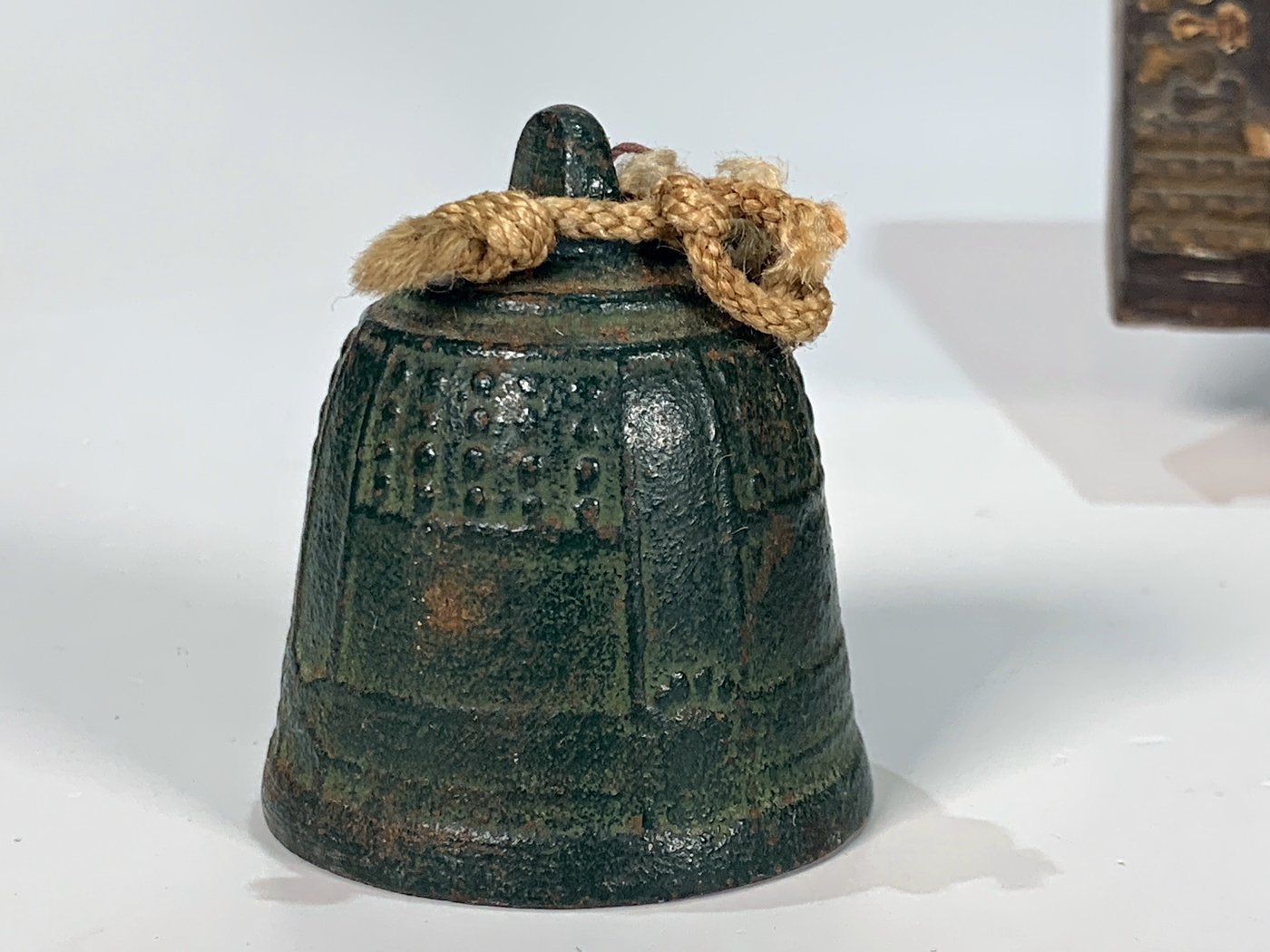 Lote de Tres Piezas: Macetero de Bronce, Campanilla Verde y Cuadro de Buda