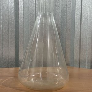 Lote siguiente: Decantador de Vidrio Estilo Erlenmeyer