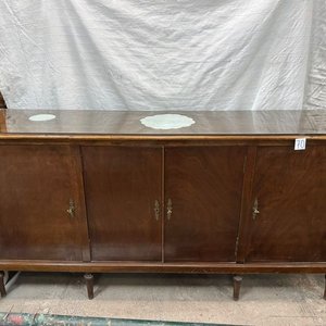 Lote siguiente: Aparador Clásico de Cedro con Tapa de Vidrio