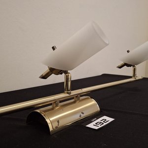 Aplique de Iluminación Retro con Tres Focos Orientables y Pantallas Tubulares de Vidrio Opal - imagen 4