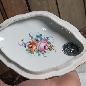 Cofre Oval de Porcelana Sèvres Azul Cobalto con Escena Romántica y Detalles en Oro - imagen 3