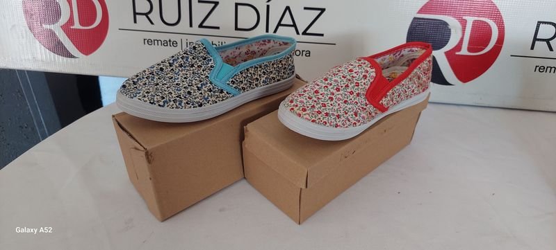 Lote siguiente: Calzado de tela con diseño colorido