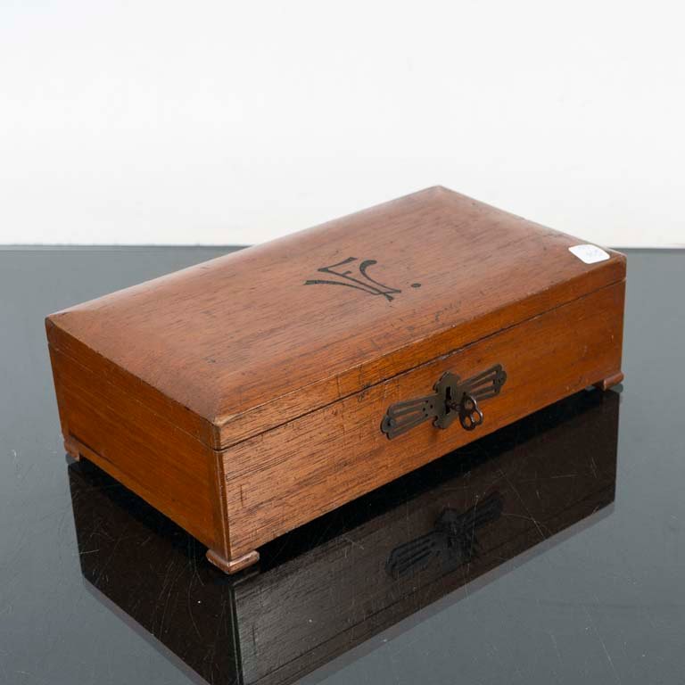 Lote anterior: Cofre de madera con llave, detalles y características