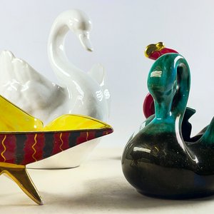 Lote de 4 piezas decorativas: 2 cisnes, cenicero y figura - imagen 3