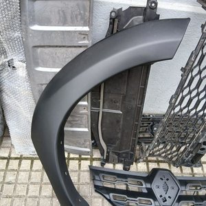 Lote de 32 Piezas de Autopartes: Caretas, Guardabarros y Más - imagen 17