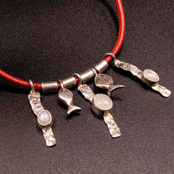 Colgante Plata 950 con Piedra Lunar, Cuero y Dijes - imagen 1