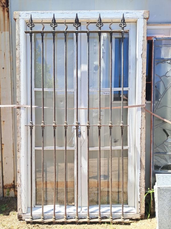 Lote anterior: Puerta de metal colonial con puertas blancas