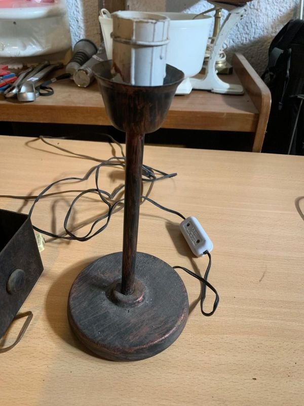Lámparas de pie con base de madera y accesorios - imagen 3