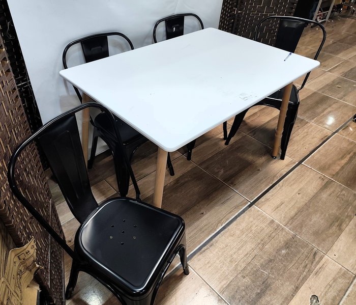 Mesa Eames Blanca con Sillas Tólix Alto - imagen 5