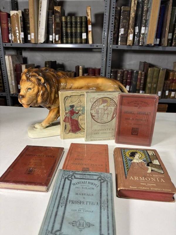Colección de libros Hoepli con estatuas y figuras - imagen 3