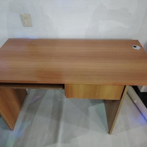 Escritorio de madera con espacio para teclado, cajón y torre - imagen 10