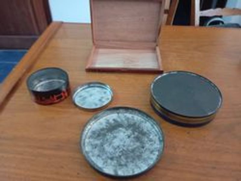 Caja de cigarros dominicana con tinas de bombones y caramelos - imagen 2