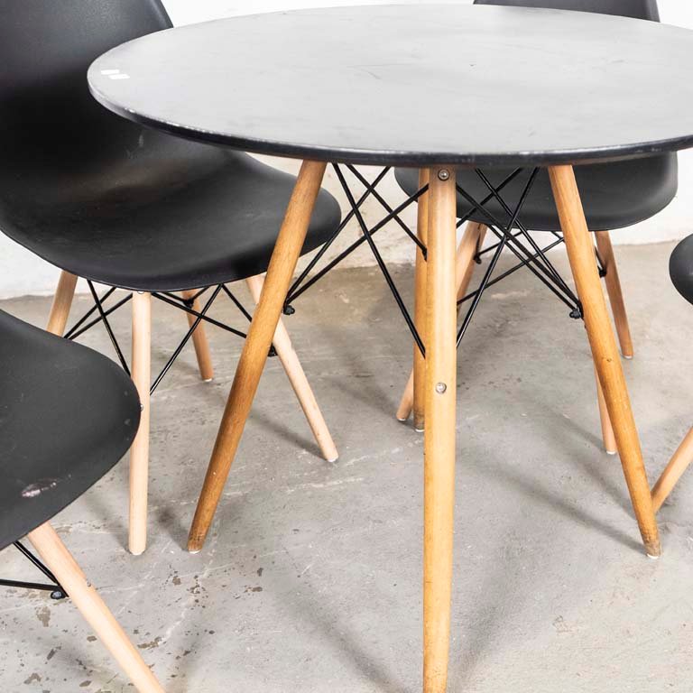 Mesa y sillas estilo Eames para decorar tu hogar - imagen 3