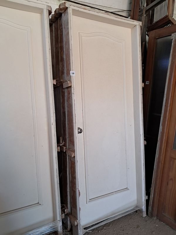 Puertas de madera antigua con diseño clásico - imagen 2