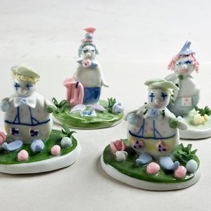 Lote siguiente: Lote de figuras en porcelana (algún detalle)