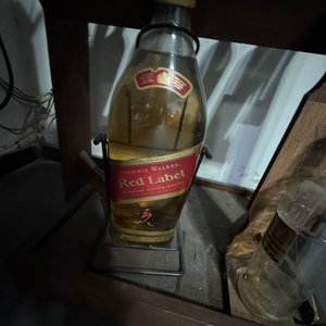 Porrón Johnnie Walker Red Label de 5 Litros con Soporte Volcador - imagen 4