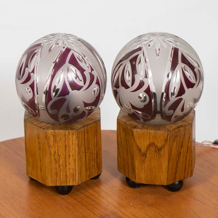 Par de Veladores de Cristal Tallado con Base de Madera Cebrano