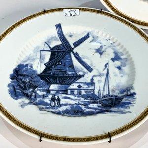 Dos Platos Llanos de Porcelana Blanca con Decoración Náutica y Molino - imagen 2