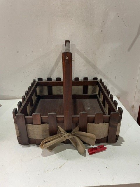Lote siguiente: Caja de madera con diseño antiguo