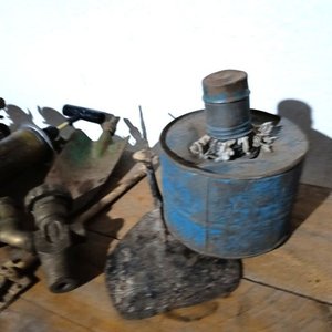 Lote Variado: Patines Antiguos, Parte de Fumigadora de Cobre y Canilla de Bronce - imagen 2
