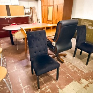 Lote siguiente: Sillón de Oficina Giratorio Negro y Sillas de Comedor Terciopelo Negro