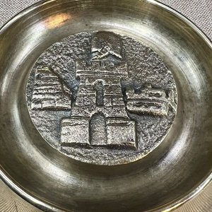 Cenicero de Bronce con Relieve de Castillo y Cuatro Apoyacigarrillos - imagen 2
