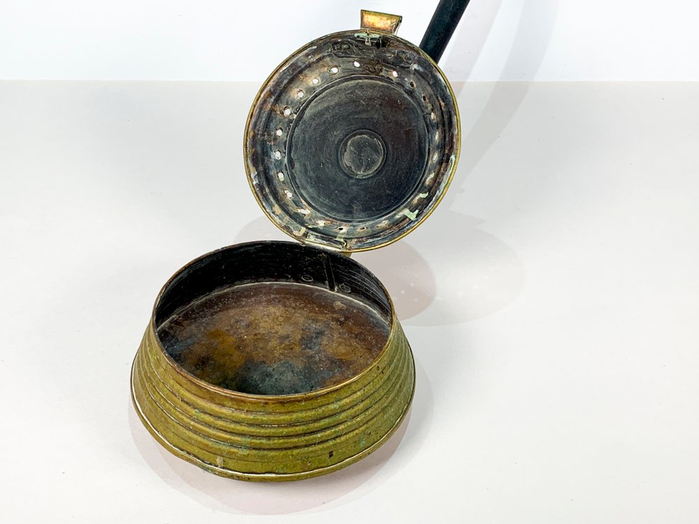 Calentacama de bronce con mango de madera - imagen 3