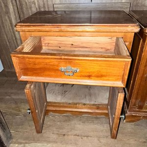 Juego de 2 Mesas de Luz de Madera con Cajón y Puertas - imagen 3
