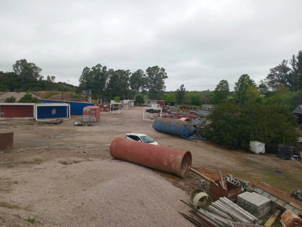 Lote de materiales de construcción y contenedores