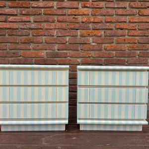 Lote siguiente: Par de Mesas de Luz Infantiles Rayadas