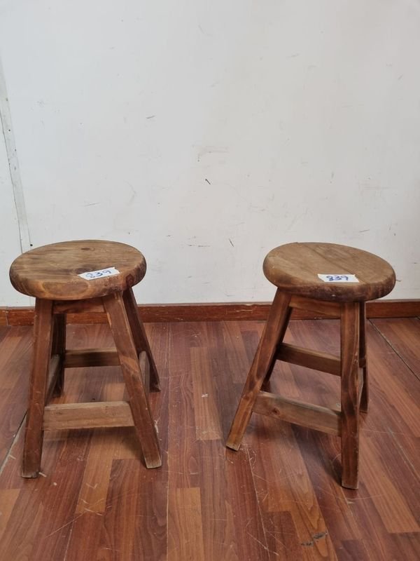 Lote siguiente: Dos Bancos Bajos De Madera (30x30x48) - Venta en Subasta