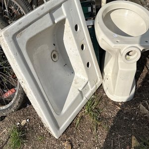 Lote siguiente: Pileta de Baño y Cisterna de Inodoro Blancas