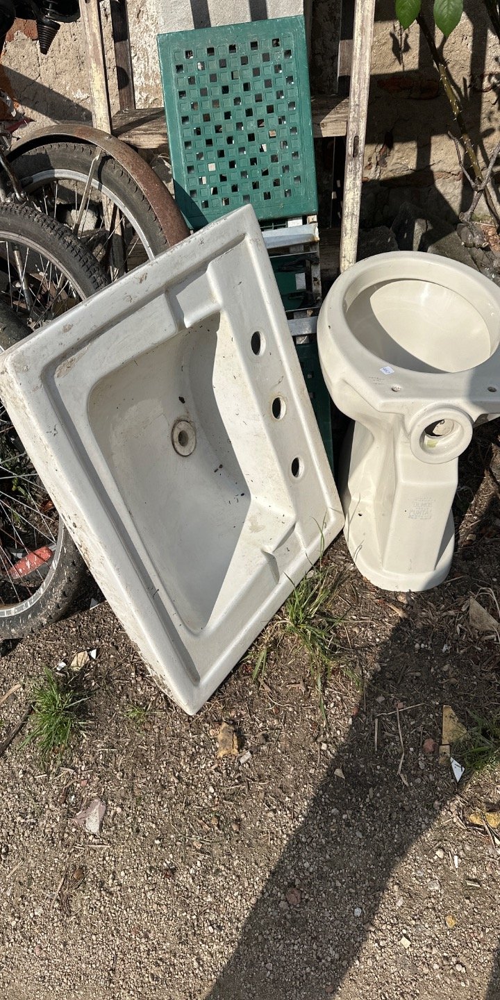 Pileta de Baño y Cisterna de Inodoro Blancas