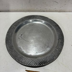 Lote siguiente: Fuente Redonda Decorada en Platina
