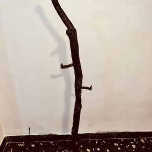 Lote siguiente: Perchero Rústico de Madera con Base de Hierro y 3 Ganchos