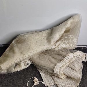 Lote siguiente: Dos Cortinas Antiguas de Tul con Encaje y Volados