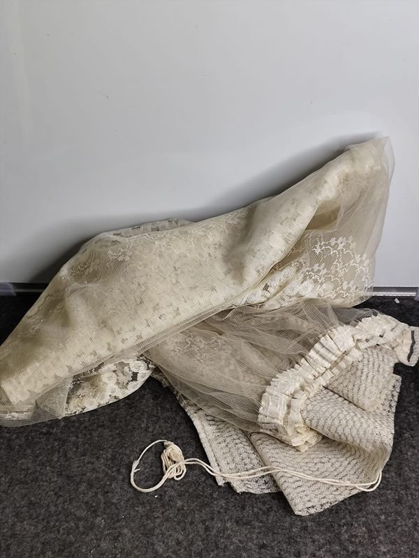 Dos Cortinas Antiguas de Tul con Encaje y Volados