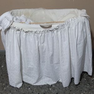Lote siguiente: Moisés de Mimbre Blanco con Ropa de Cama Completa y Soporte