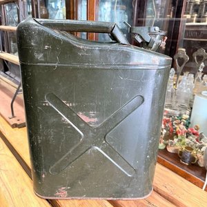 Bidón Metálico Militar Tipo Jerry Can Verde Oliva 20 Litros - imagen 2