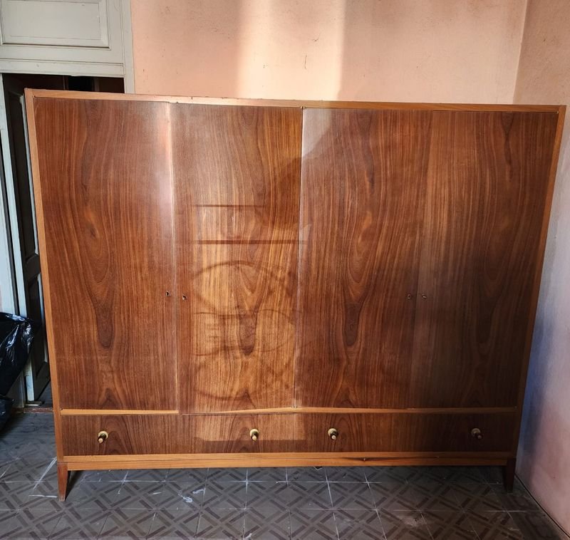 Ropero Macizo Estilo Americano de Madera con 4 Puertas y Cajones