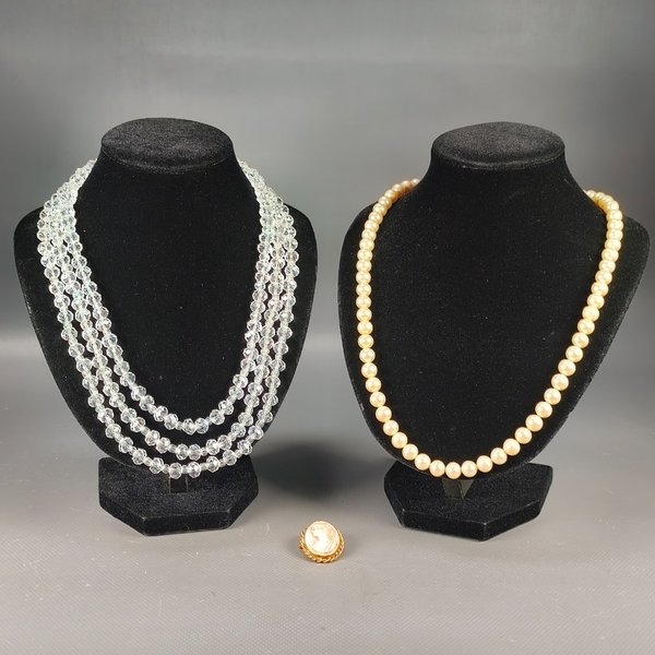 Lote de Joyería: Collar de Perlas Fantasía, Collar de Cristal de Roca y Prendedor Camafeo - imagen 1