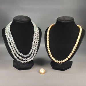 Lote siguiente: Lote de Joyería: Collar de Perlas Fantasía, Collar de Cristal de Roca y Prendedor Camafeo