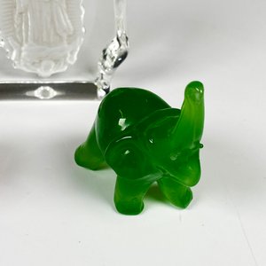 Tres Figuras Decorativas: Elefantes de Piedra y Pisapapeles Religioso de Cristal - imagen 3
