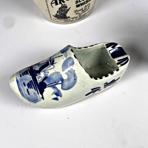 Lote de 4 piezas de cerámica estilo Delft: zapato, jarrita, perfumero y porrón de whisky - imagen 3