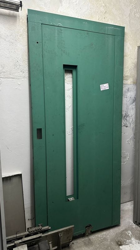 ¡Liquidación de Oro! Insumos Ascensores, Acero Inoxidable y Muebles en Ropa