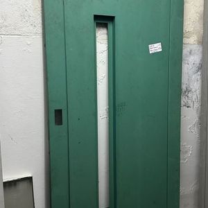 ¡Liquidación de Oro! Insumos Ascensores, Acero Inoxidable y Muebles en Ropa