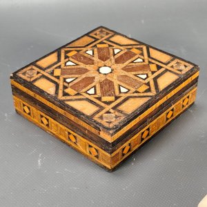 Lote de 4 Cajas Decorativas: Caja Secreta Japonesa, 2 Alhajeros (Marquetería y Khatam Kari) y Fosforera Doble - imagen 13